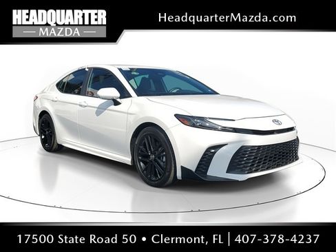 Used 2025 Toyota Camry SE image 1