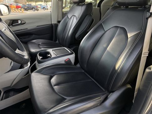 Used 2023 Chrysler Pacifica Touring-L image 23