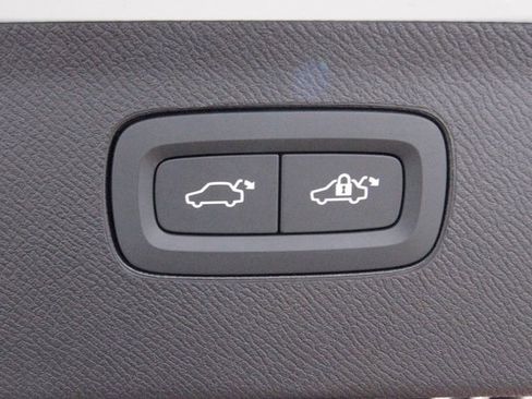 Certified 2025 Volvo XC90 T8 Plus w/ Protection Package Premier image 32