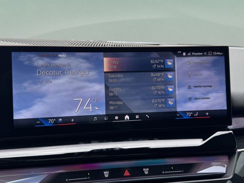 Used 2025 BMW 550e xDrive w/ Premium Package image 24