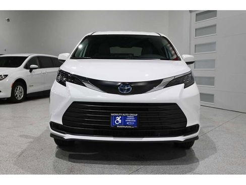 New 2025 Toyota Sienna LE FWD image 4