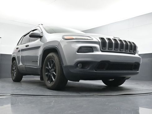 Used 2015 Jeep Cherokee Latitude AWD/4WD image 18