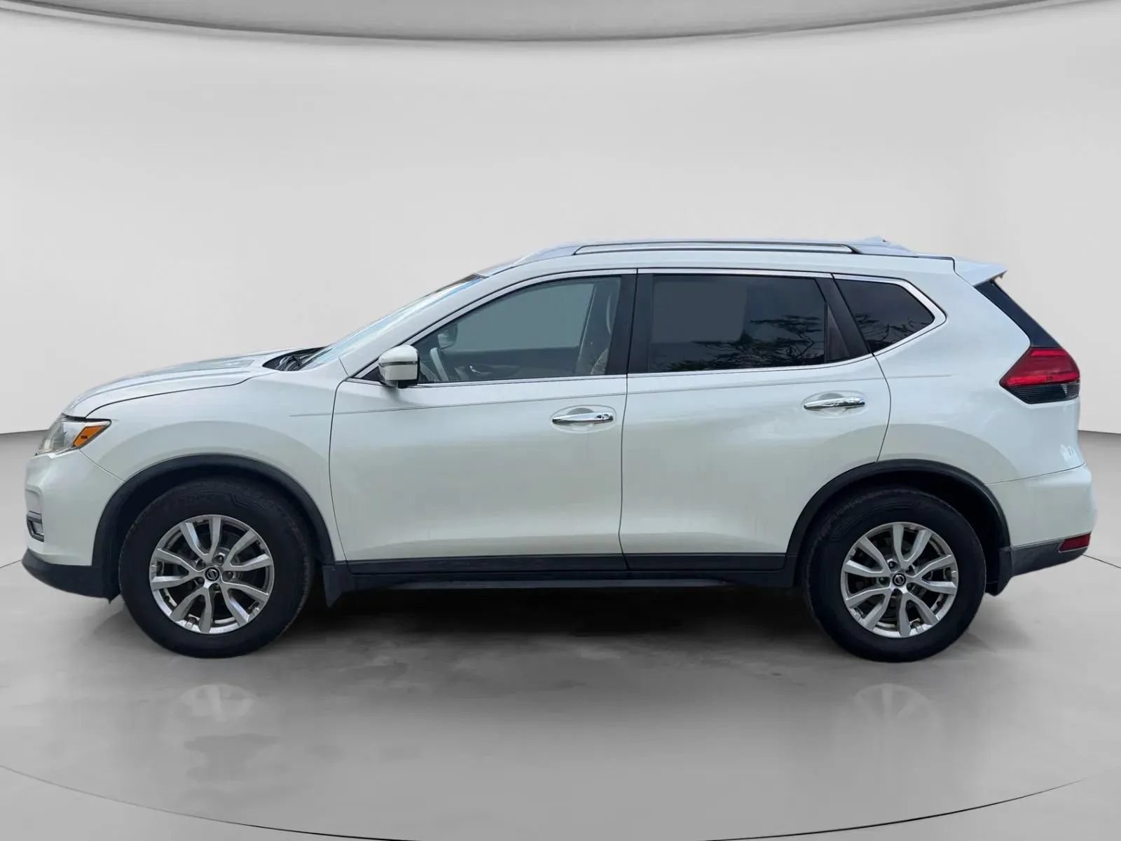 Used 2017 Nissan Rogue SV w/ SV Premium Package FWD image 2