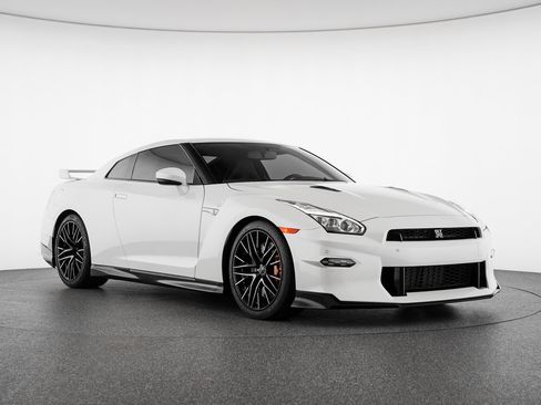 Used 2024 Nissan GT-R Premium w/ Premium Interior Package AWD/4WD image 8
