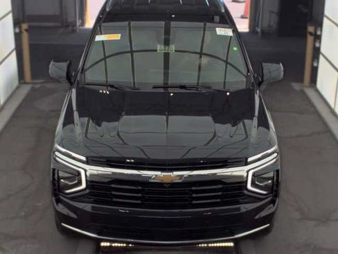 Used 2025 Chevrolet Suburban LS RWD image 9