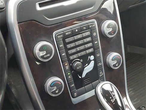 Used 2016 Volvo XC70 T5 Premier w/ Proximity Package image 28