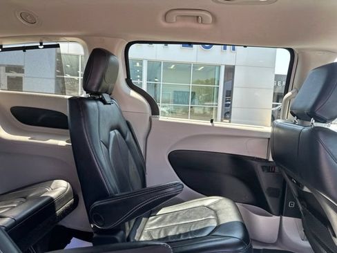 Used 2022 Chrysler Pacifica Touring-L FWD image 14