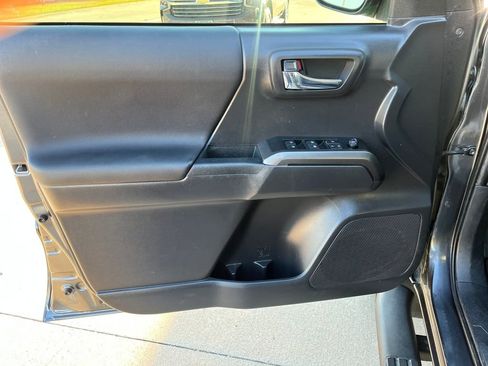 Used 2022 Toyota Tacoma TRD Off-Road image 10