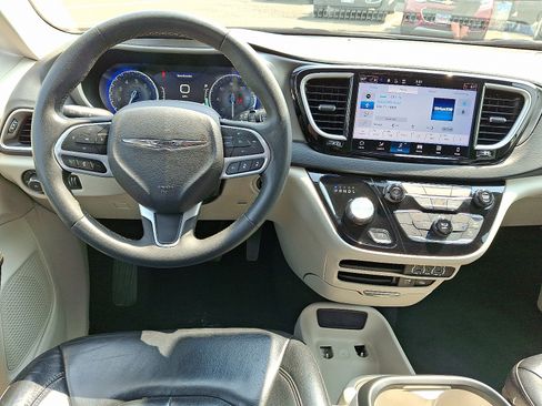 Used 2022 Chrysler Pacifica Touring-L image 11