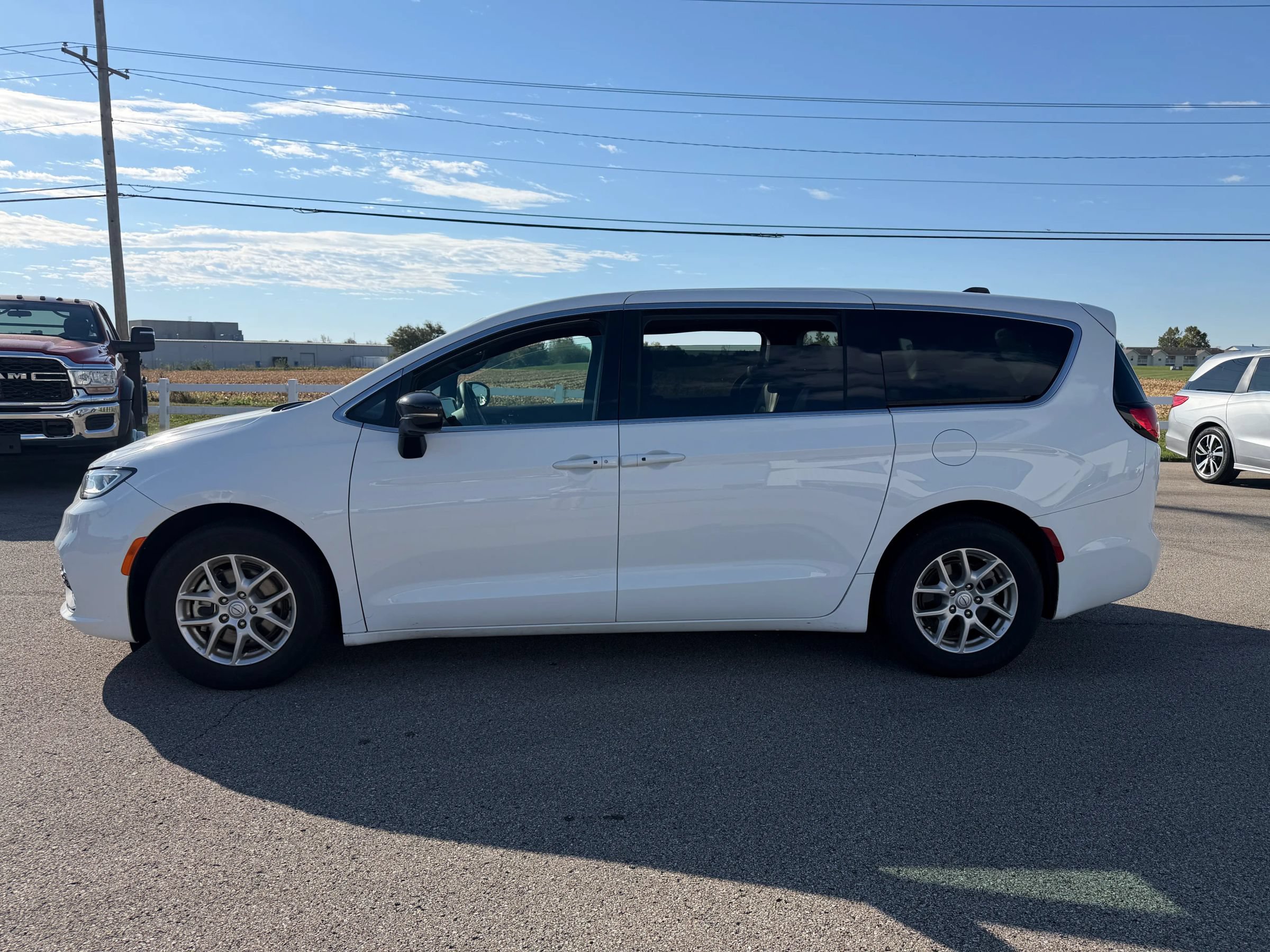 Used 2026 Chrysler Pacifica Select FWD image 1