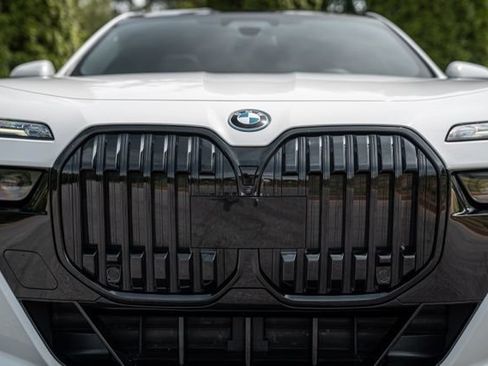 Used 2023 BMW i7 xDrive60 w/ Executive Package 2 AWD/4WD image 18