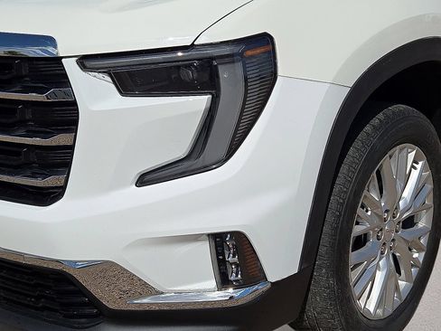 Used 2025 GMC Acadia Elevation w/ Elevation Premium Package FWD image 9