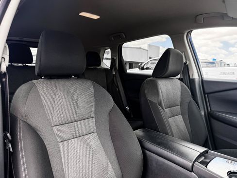 Used 2025 Nissan Rogue SV FWD image 13