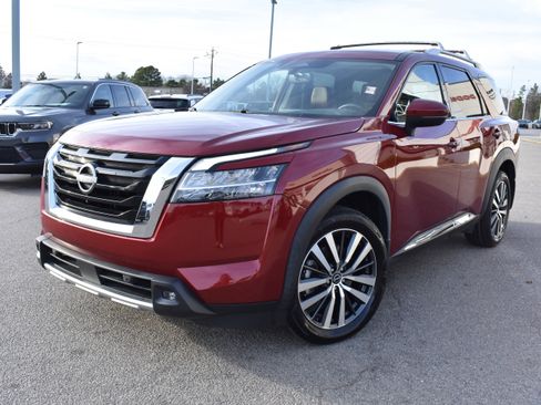 Used 2022 Nissan Pathfinder Platinum w/ Cargo Package image 5