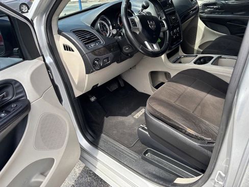 Used 2012 Dodge Grand Caravan SXT w/ UConnect Hands-Free Group FWD image 9