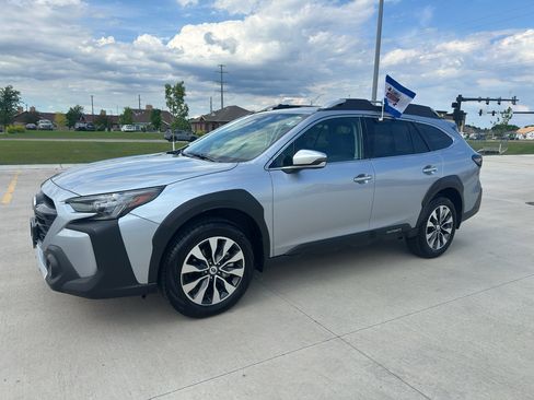 Used 2025 Subaru Outback Touring AWD/4WD image 2
