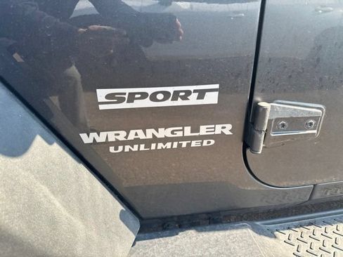 Used 2017 Jeep Wrangler Unlimited Sport w/ Quick Order Package 24S AWD/4WD image 3