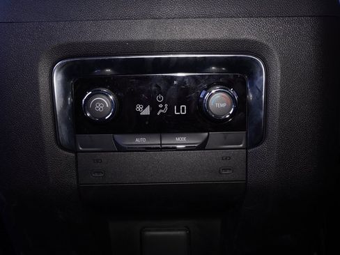 Used 2025 Chevrolet Suburban RST image 13