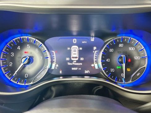 Used 2024 Chrysler Pacifica Touring-L image 3