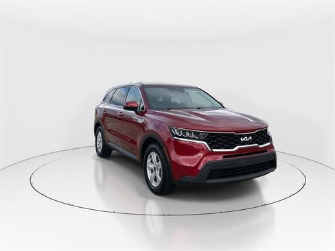 Used 2023 Kia Sorento LX image 2