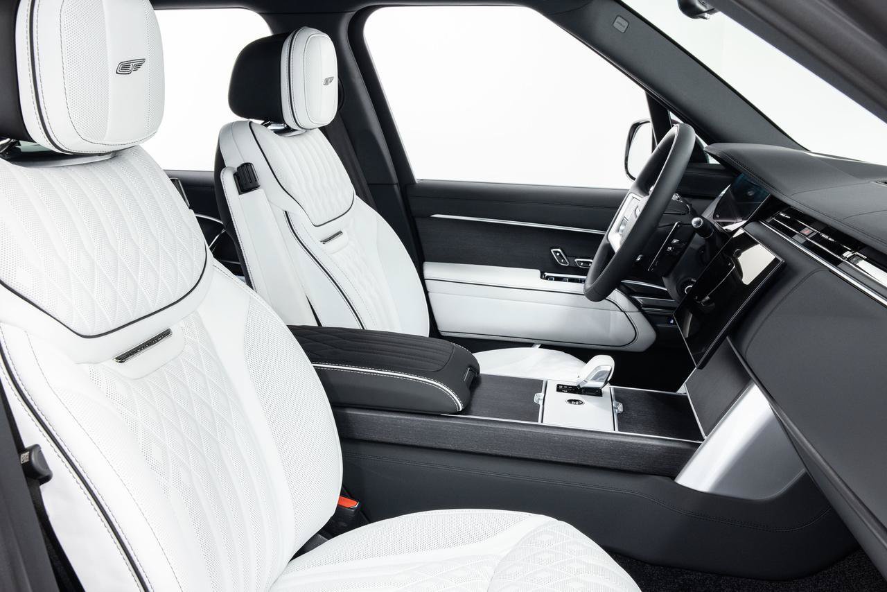 Used 2025 Land Rover Range Rover SE AWD/4WD image 3