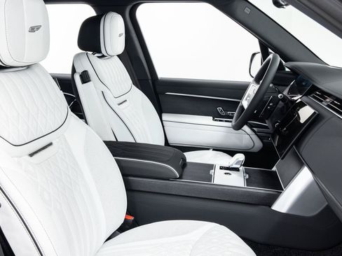 Used 2025 Land Rover Range Rover SE AWD/4WD image 3