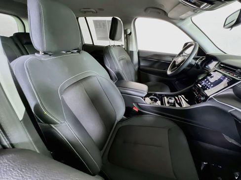 Used 2023 Jeep Grand Cherokee Laredo AWD/4WD image 25