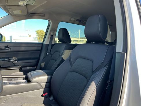 Used 2025 Nissan Pathfinder SV image 29