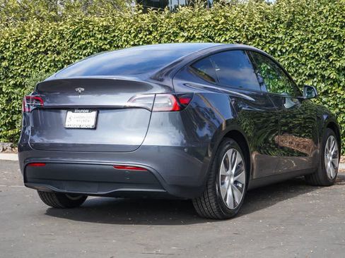 Used 2023 Tesla Model Y 2WD image 7