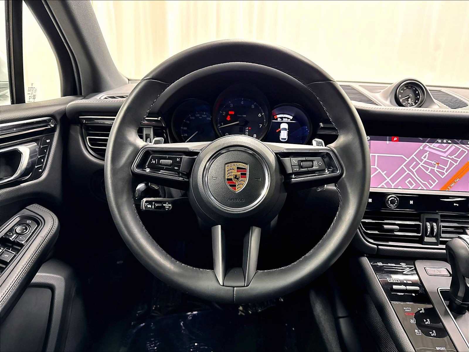 Used 2026 Porsche Macan AWD/4WD image 18