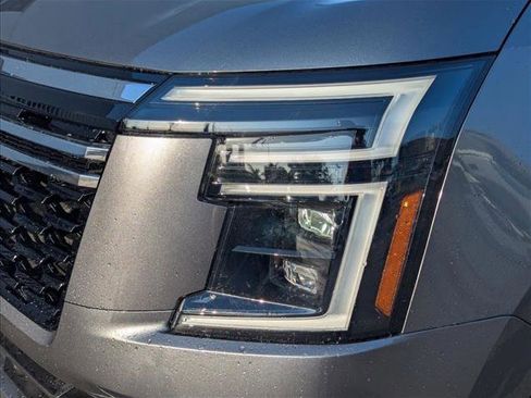 Used 2025 Nissan Armada SV image 2