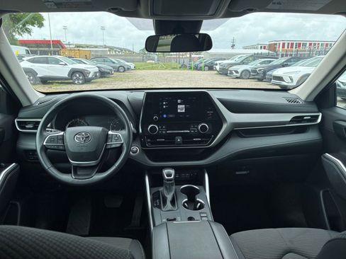 Used 2025 Toyota Highlander LE FWD image 30