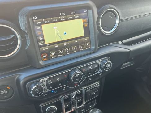 Used 2022 Jeep Wrangler Unlimited Sahara w/ Cold Weather Group AWD/4WD image 26