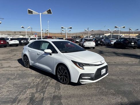 Used 2022 Toyota Corolla SE FWD image 3