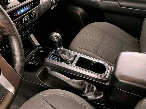 Used 2016 Toyota Tacoma TRD Off-Road w/ Premium & Technology Package image 17