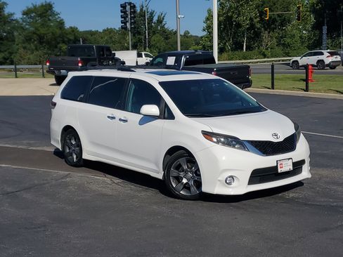Certified 2016 Toyota Sienna SE FWD image 35