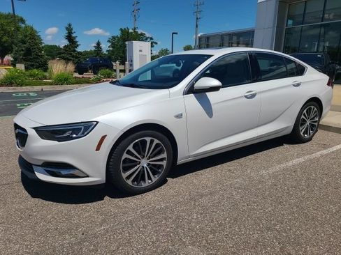 Used 2018 Buick Regal Essence w/ Driver Confidence Package #1 FWD image 5