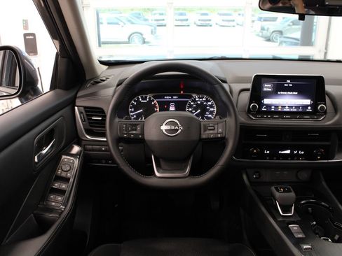 Used 2025 Nissan Rogue SV FWD image 18