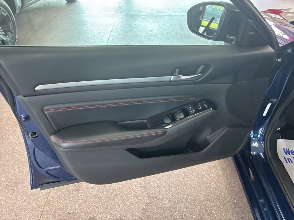 Used 2023 Nissan Altima 2.5 SR AWD/4WD image 13