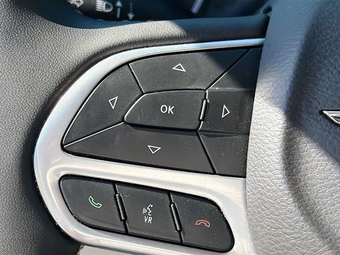 Used 2024 Chrysler Pacifica Touring-L image 32