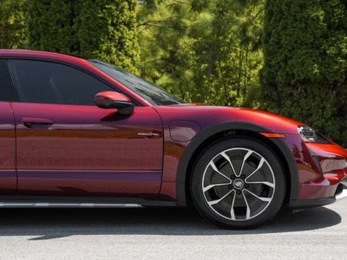 Used 2022 Porsche Taycan 4 Cross Turismo w/ Premium Package AWD/4WD image 14