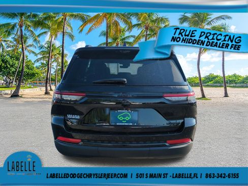Used 2025 Jeep Grand Cherokee Limited w/ Luxury Tech Group II AWD/4WD image 5