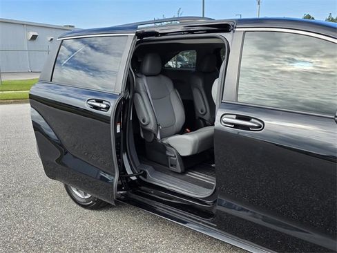 Used 2022 Toyota Sienna XLE image 16