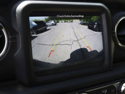 Used 2018 Jeep Wrangler Unlimited Sahara AWD/4WD image 18