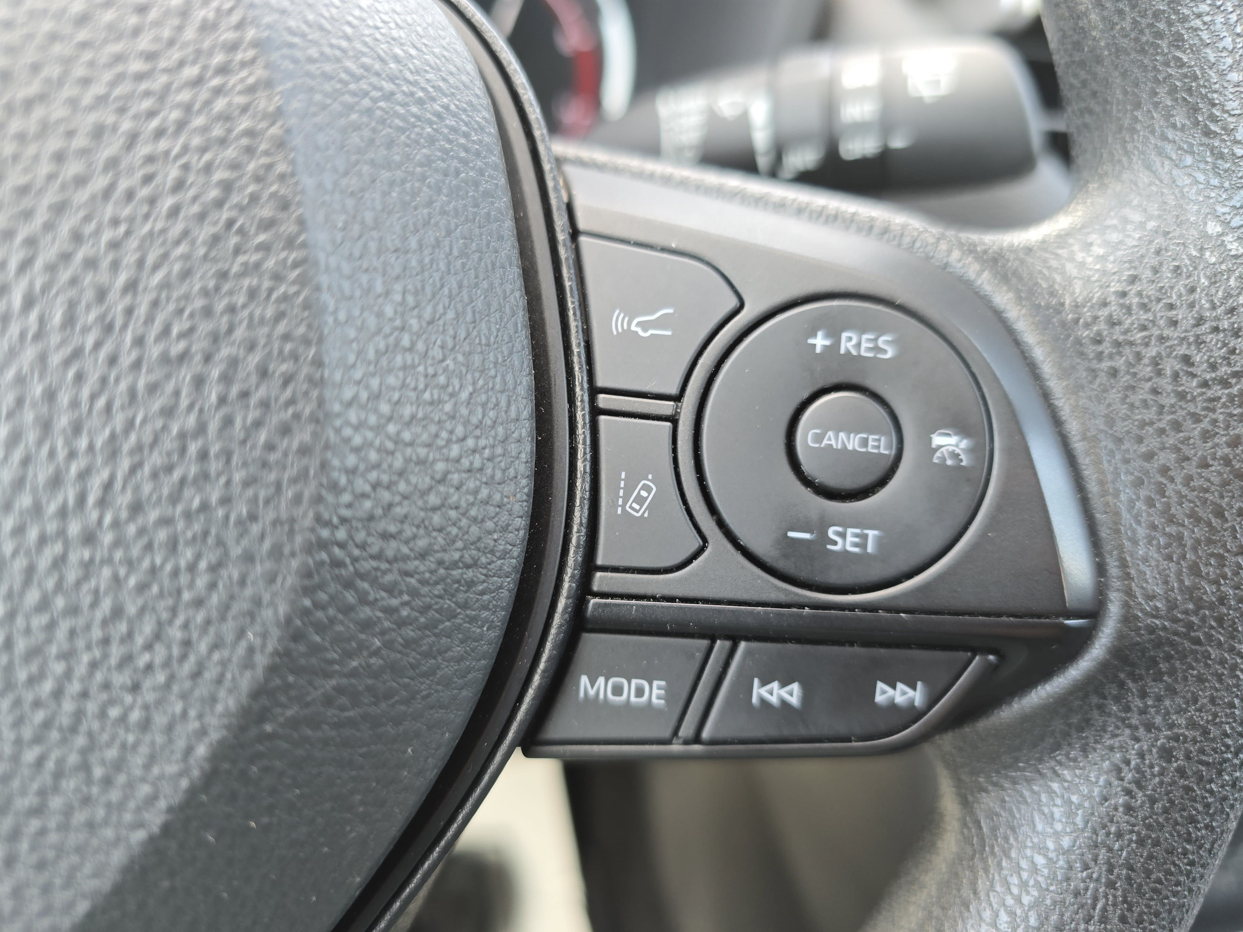 Used 2025 Toyota RAV4 XLE FWD image 17