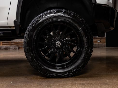 Used 2023 Chevrolet Silverado 2500 Custom w/ Custom Convenience Package image 11