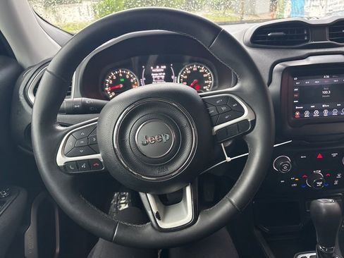 Used 2018 Jeep Renegade Latitude FWD image 16
