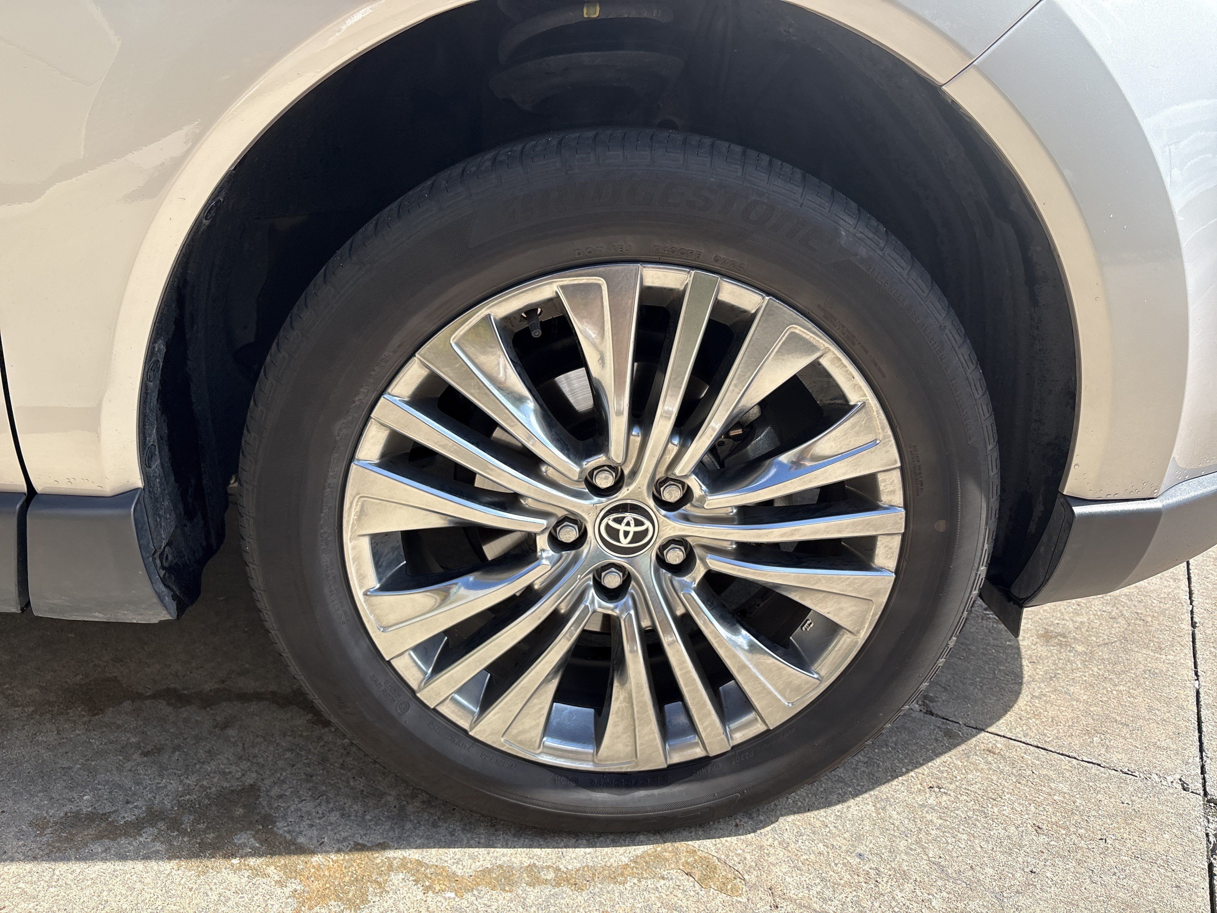 Used 2024 Toyota Venza Limited AWD/4WD image 13