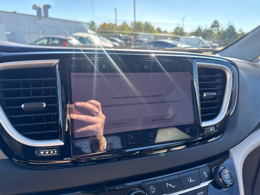 Used 2024 Chrysler Pacifica Touring-L FWD image 15