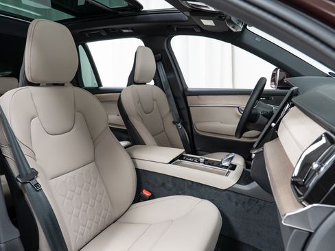 New 2026 Volvo XC90 B6 Plus w/ Protection Package image 22